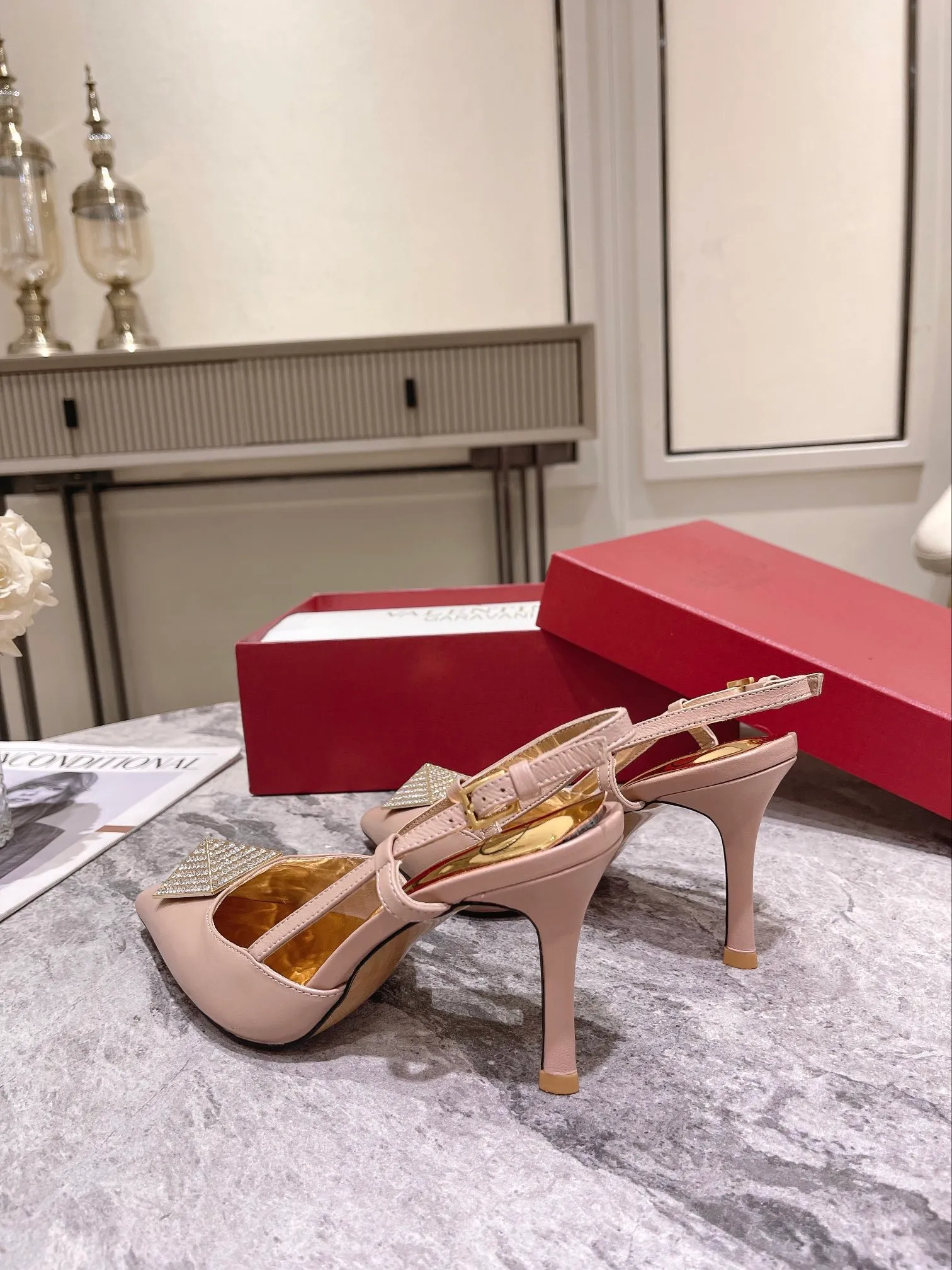 👟👟Ex-factory price 400👟👟 Genuine leather sole +40 Top version 𝑉𝐴𝐿𝐸𝑁𝑇𝐼𝑁𝑂 Valentino new autumn and winter women's back hollow sandals. The unique [pyramid] large rivet hardware [hand-made diamonds] brings out a full sense of high-end, and the new season will live up to expectations! Worth buying ★Imported sheepskin is absolutely high-grade ❥Original method, absolutely sensual ❥Elegant style, creating a different feeling, simple and elegant style!  Code number: 35-41 (34-42 customized) Fabric: Imported sheepskin Lining: Lined sheepskin Heel height: 8cm Leather outsole Rubber outsole